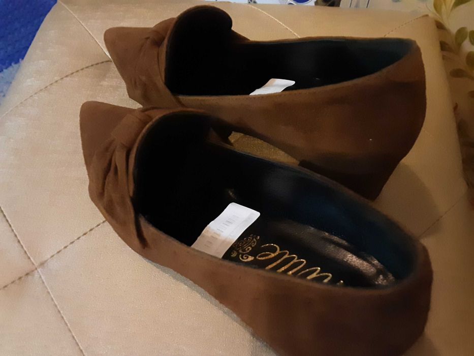 Sapatos camurça castanhos