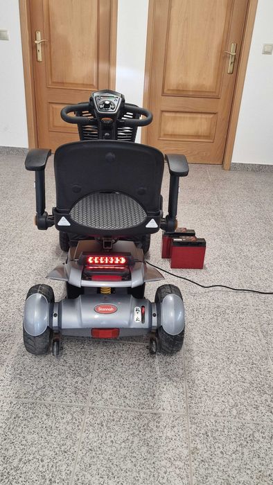 Scoter eletrica para pessoas com mobilidade reduzida andou +- 3000m com duas batreiras novas acavadas de instalar
