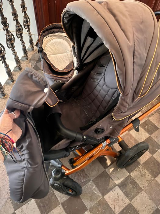 Ładny wózek z regulowanym oparciem