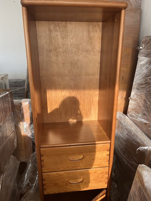 Movel em pinho mel com prateleiras e gavetas