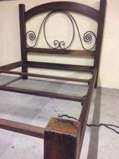 Cama de casal em madeira maciça