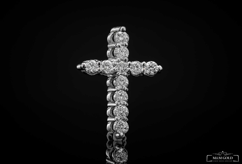 Naszyjnik z zawieszką w kształcie krzyżyka z diamentami ~1.10ct