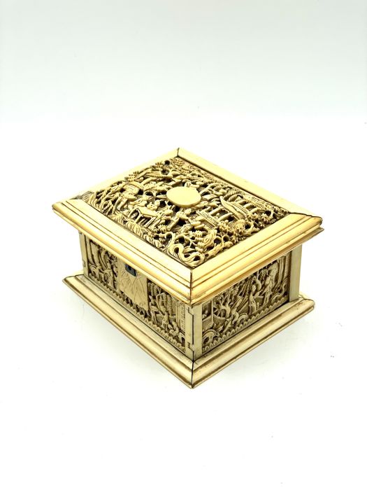 Caixa trabalhada em material nobre, seculo 19