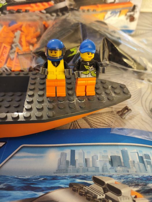 Zestaw LEGO City - Terenówka z motorówką 60085