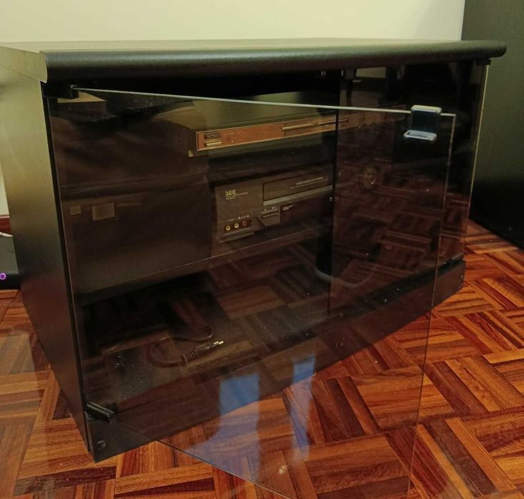 Móvel de TV com rodas e Portas de Vidro