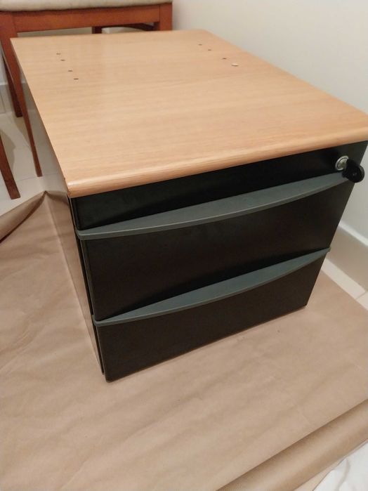 Secretária com móvel de arrumação