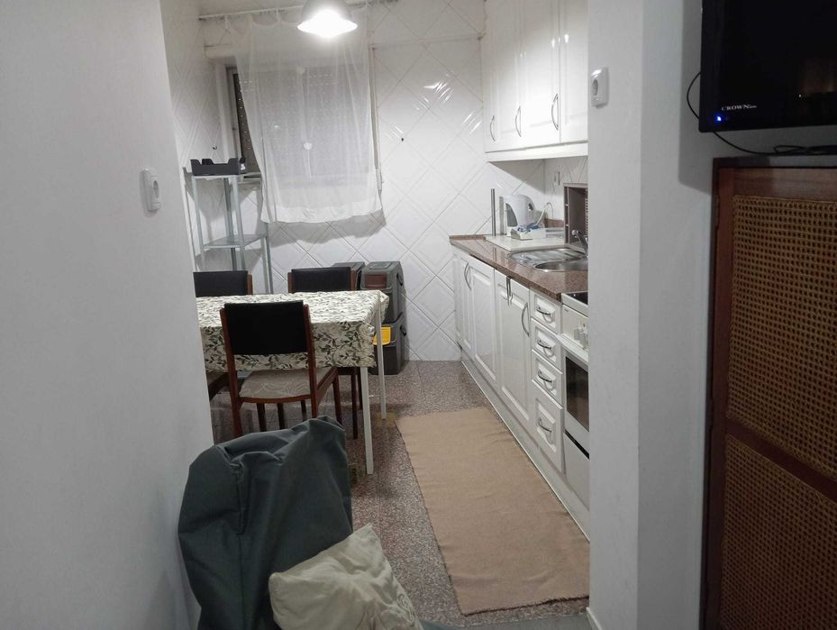 Aluga-se quarto a universitária na Rua Moreira