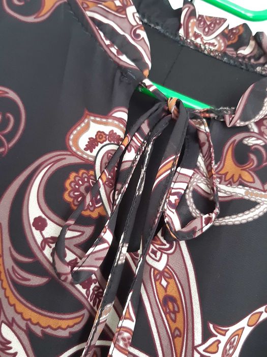 Czarna sukienka w brązowe wzory