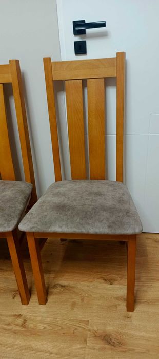 Duży stół rozkładany z krzesłami