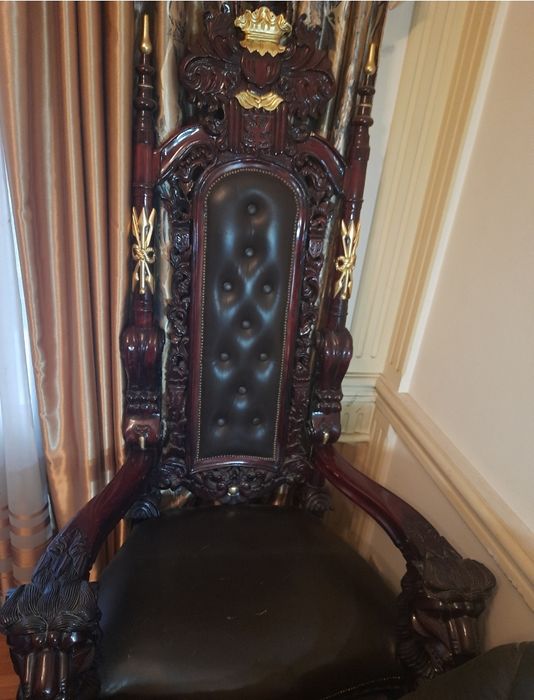 Продам антикварноекресло с красного дерева.