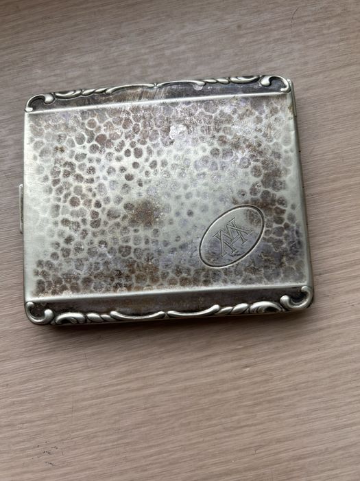 Piękna papierośnica ze zdobieniami i grawer