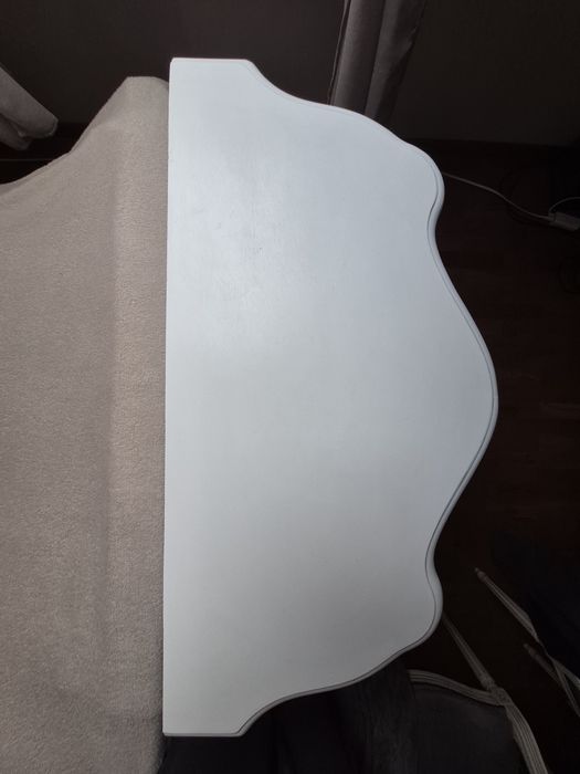 Stylizowana szafka nocna w stylu shabby chic