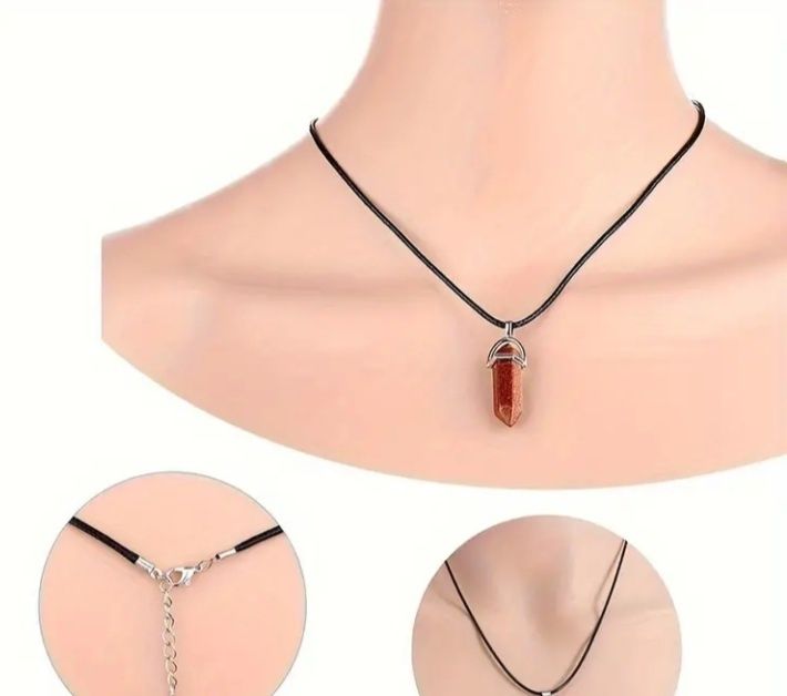 Colar com corrente preta e pendente hexagonal em cristal, disponível e