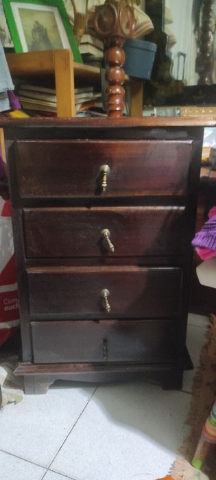 Pequena comoda de mogno