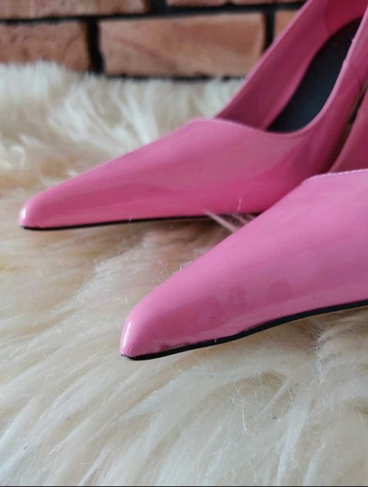 Różowe buty na obcasie z czubem