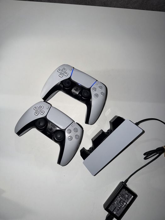PS5 - slim + 2 джойстика и зарядка
