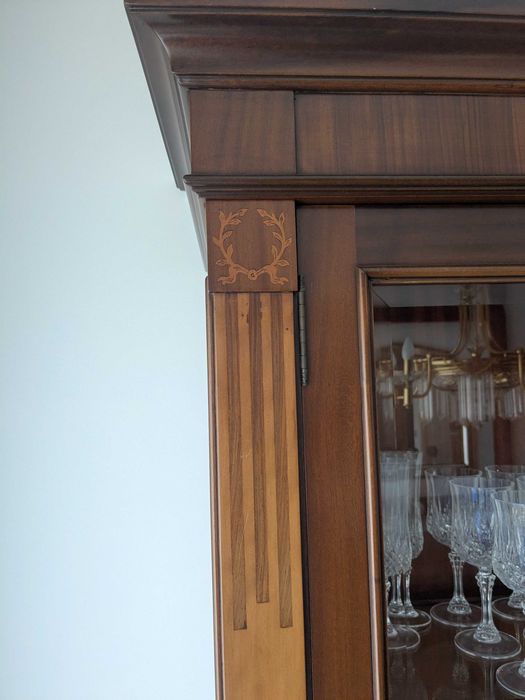 Cristaleira em cerejeira, estilo clássico