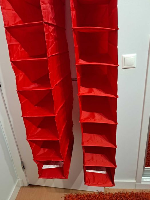 Quarto de rapaz, Tapetes e Sapateiras suspensas / Muito bom estado