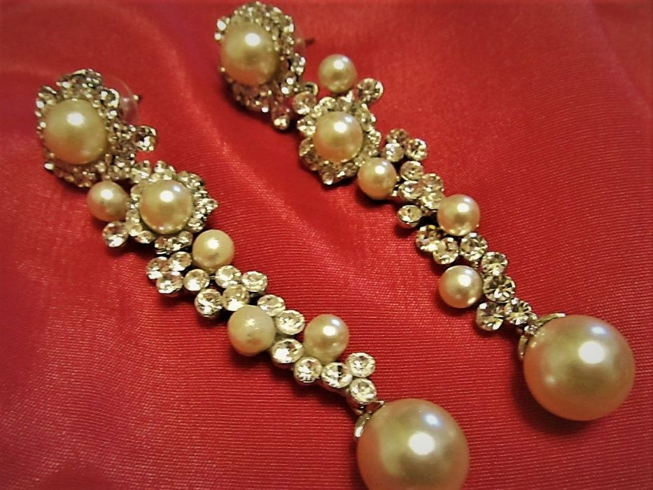 Нарядные серьги висюльки с белыми жемчужинками. Бижутерия.