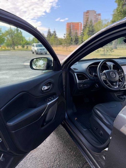 Jeep Cherokee Limited 2019 року в обвісі Overland з повним приводом