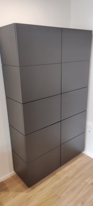 Secretária com arquivo, arrumação ou aparador.