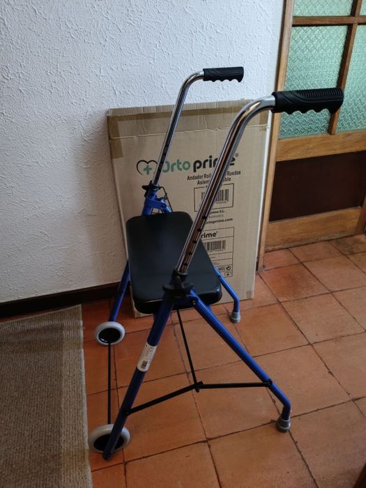 Andarilho com 2 rodas. Novo com caixa e andarilho com apoio