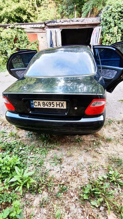 Автомобіль  в гарному стані чекає на нового господаря.