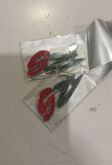 Шильдик эмблема R6 оригинал .