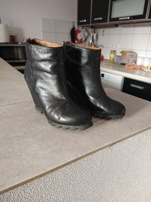 Skórzane buty na koturnie 37 made in Portugal