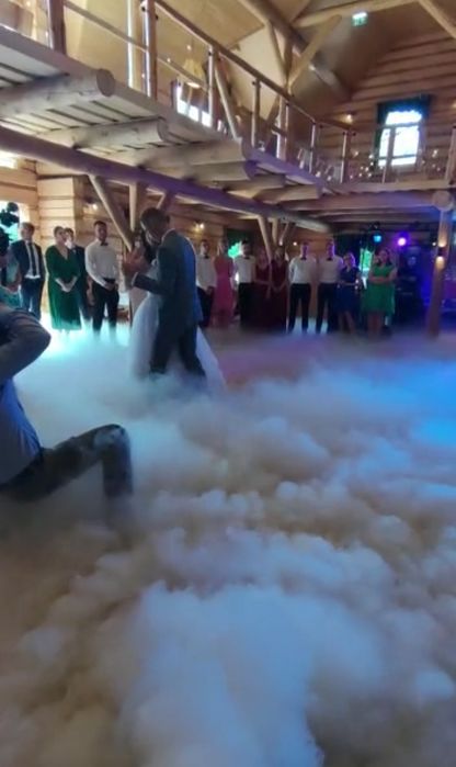 Ciężki dym,fontanny iskier pierwszy taniec, taniec w chmurach