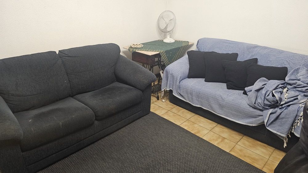 Dois sofas de 2 lugares