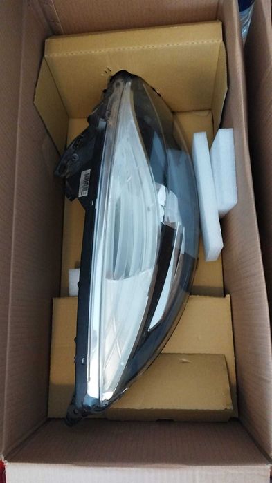 Faróis Dianteiros (Esq./Dir.) Renault Scenic 1.5 dCi Energy Limited