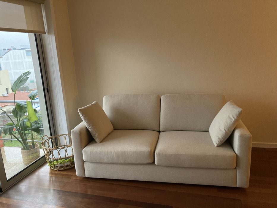 Sofá 2 lugares e puff com arrumacão