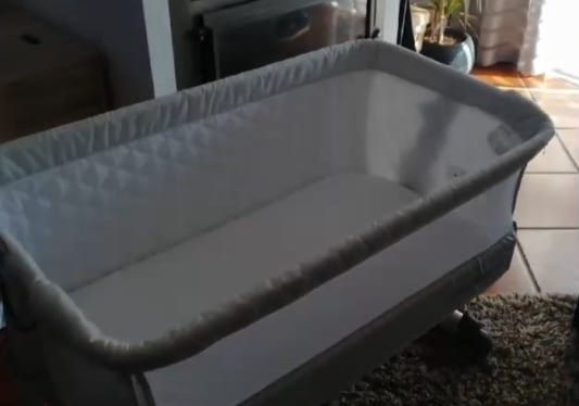 Mini Berço de Encosto "Boop" (em bom estado) next to me