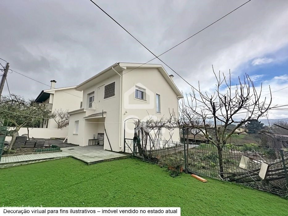 Moradia isolada com quatro quartos , logradouro, garagem , na periferi