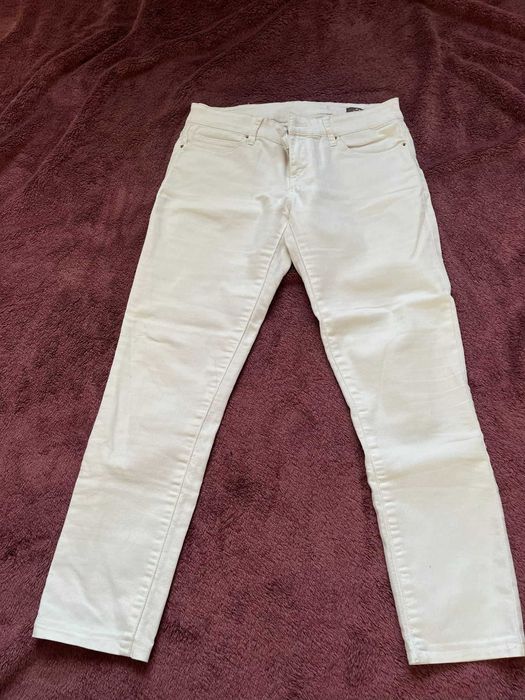 Białe spodnie jeansowe z lekko zwężanymi nogawkami 38 Mango jeans