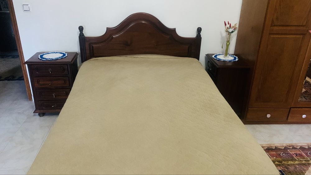 Cama de casal c/ colchao e criados