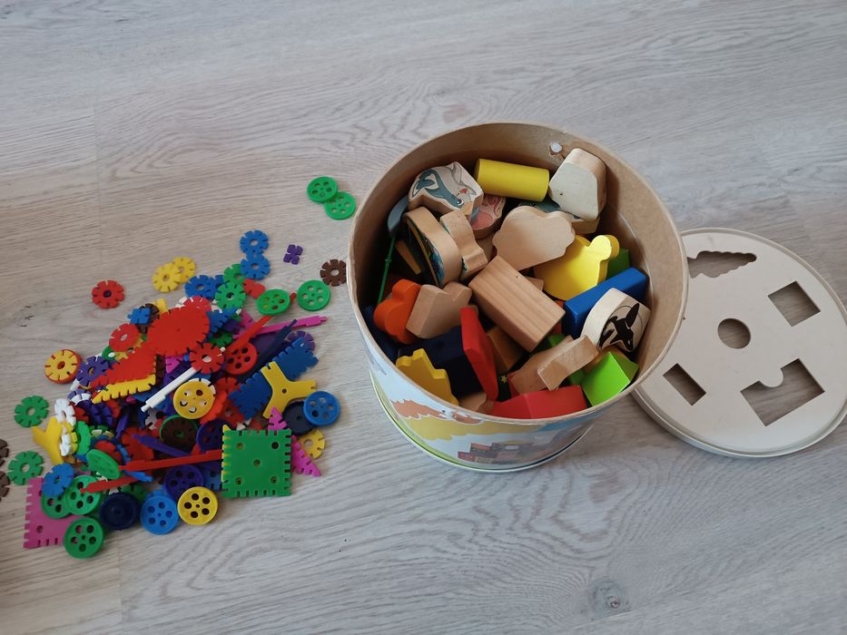 Duże pudełko klocków drewnianych plus gratis plastikowe klocki