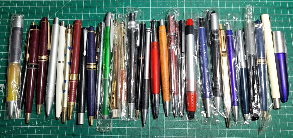 Coleção de várias canetas esferográficas.