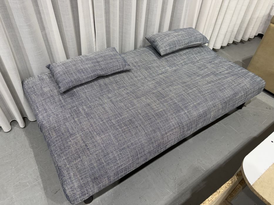 Sofa cama + puff e almofadas