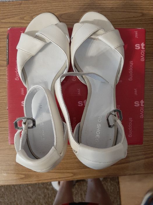 Шкіряні босоніжки.