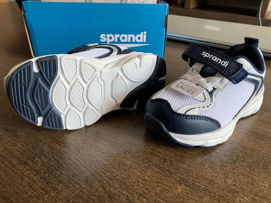 Nowe dziecięce buty sportowe