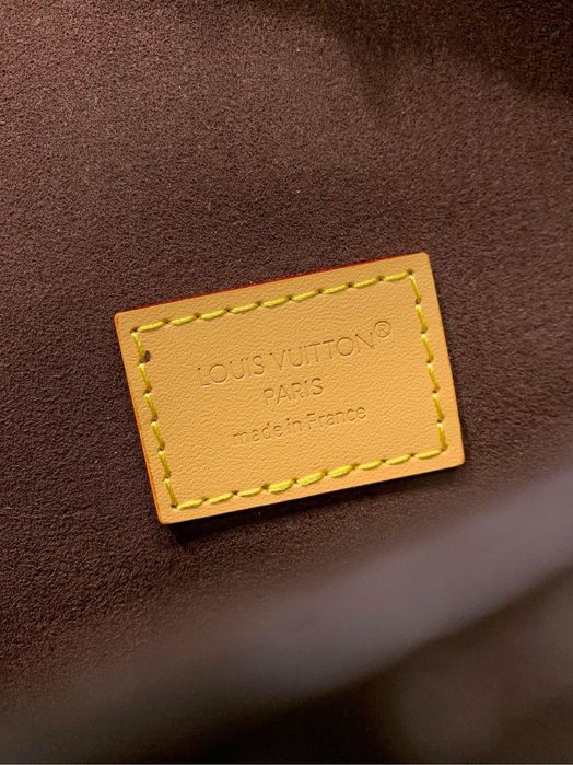 Сумочка в стилі LV