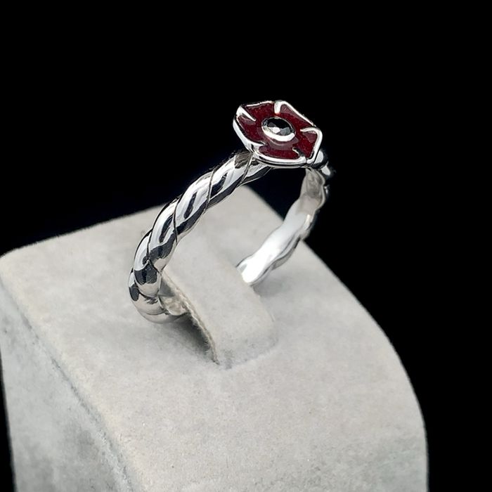 Oryginalny pierścionek Dunia France z kwiatem i czarną cyrkonią