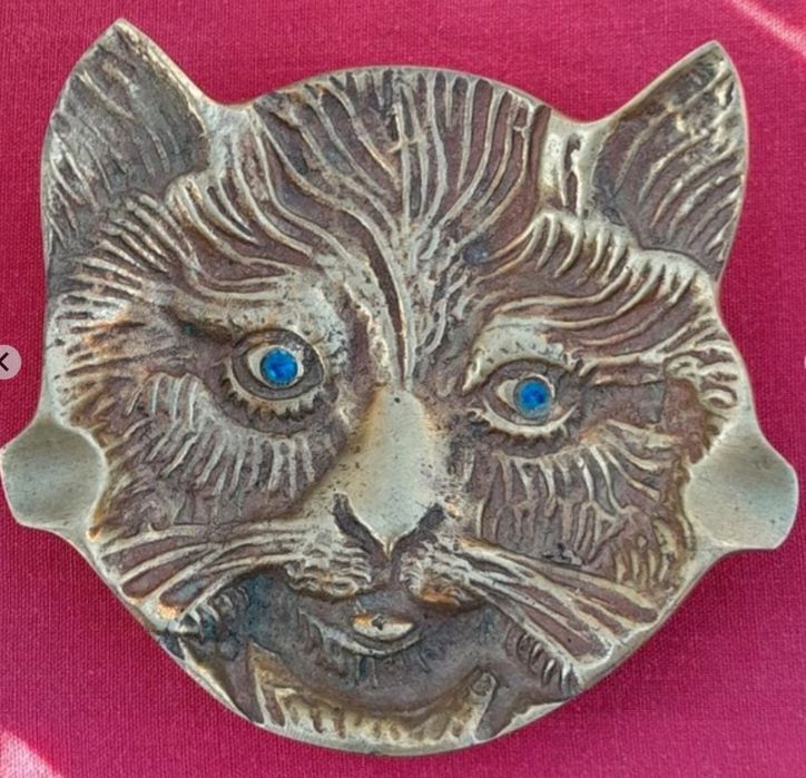 Antigo cinzeiro com formato de cabeça de gato
