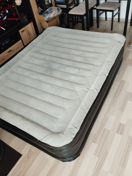 Materac dmuchany 150x200 cm z wbudowaną pompką akumulatorową