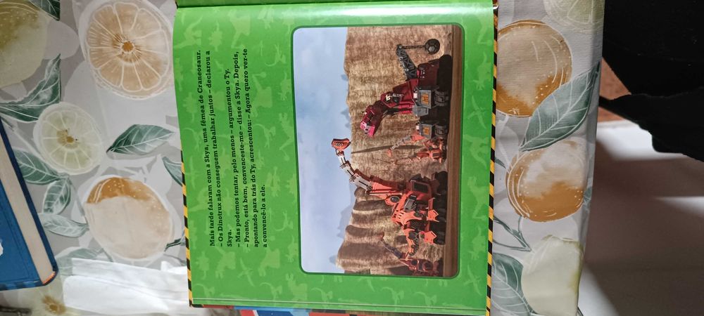 Livro Dinotrux e livro beyblade
