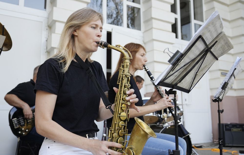 Саксофоністка на ваше свято