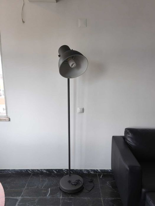 Candeeiro de pé Ikea HEKTAR, cinz esc