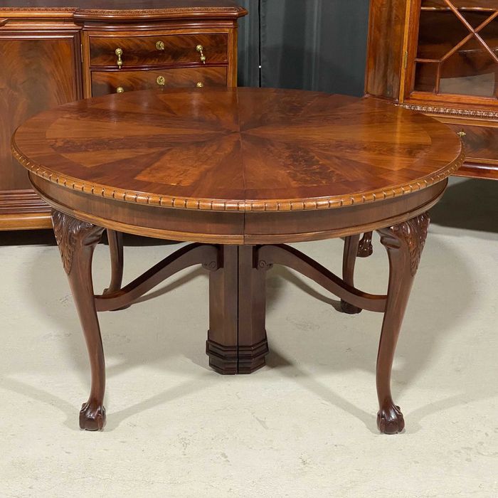 Reprezentacyjny angielski zestaw jadalniany: stół, witryna, komoda